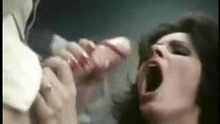 Ružna pusica Adalisa siše kurac duboko u grlo u POV videu porno domaci film